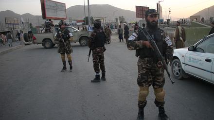 Mitglieder der Taliban stehen am Ort einer Explosion Wache (Archivbild). 
