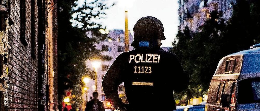 Die Rigaer Straße ist schon wiederholt Schauplatz von Auseinandersetzungen zwischen Polizei und linker Szene gewesen (hier ein Archivbild aus dem Jahr 2014).