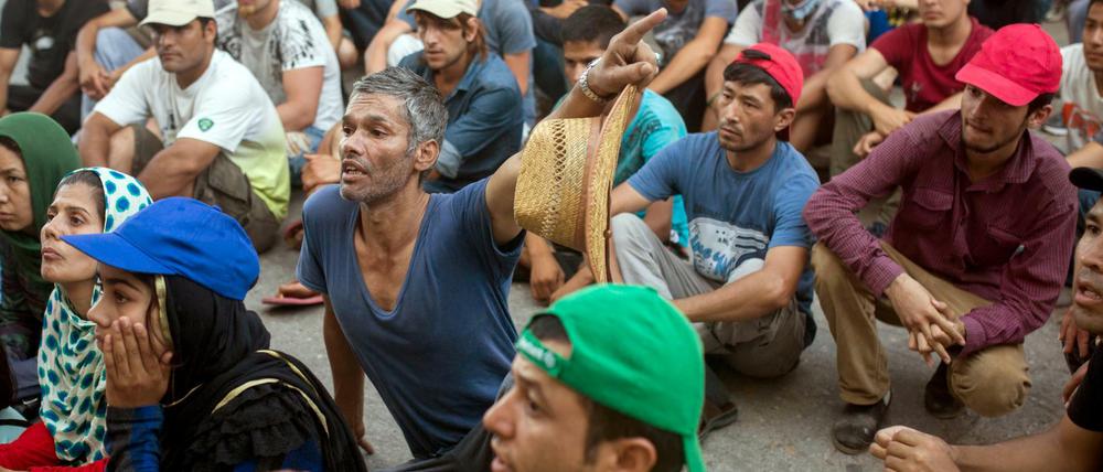 Zustrom. Dutzende Flüchtlinge aus Afghanistan verlangen vor der Polizeistation auf der griechischen Insel Kos, Papiere zu bekommen, damit sie in verschiedene europäische Länder weiterreisen können.
