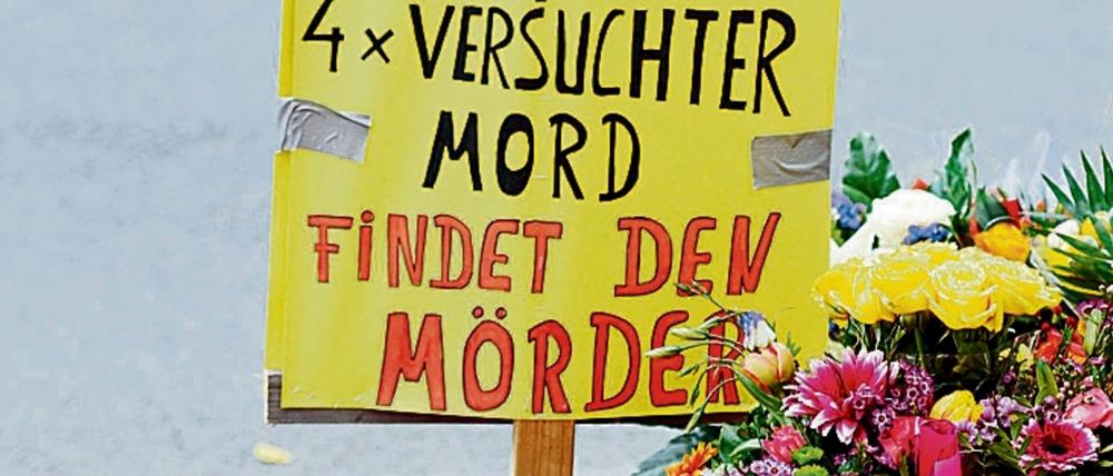 Ein paar Tage nach den Schüssen wird Burak B. beerdigt. Am Tatort erinnern ein Schild und viele Blumen an die grausame Tat.