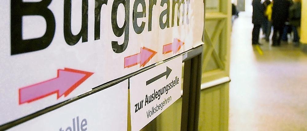 Wenn's man wieder etwas länger dauert. Berlins Bürgerämter haben Computerprobleme.