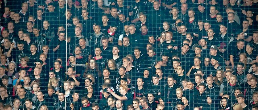 Gestern schwarz, heute rot: die Protestaktionen der Union-Fans gegen RB.