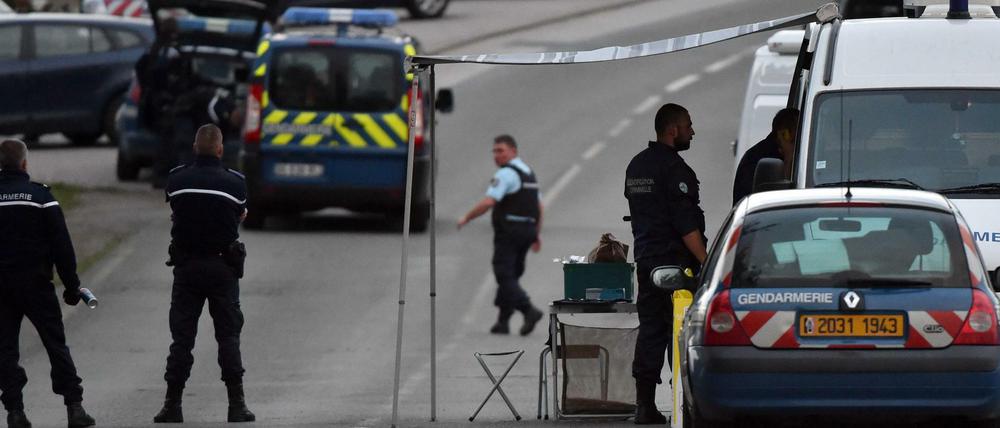 Gendarmen sichern die Straße zum Lager der Sinti und Roma in bei Roye im Norden Frankreichs. Vier Menschen wurden dort erschossen, drei schwer verletzt. Die Hintergründe sind noch unklar.