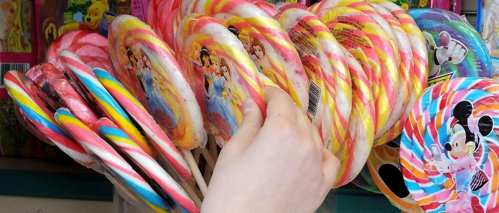 Kinder lieben Süßes - und die Süßwarenindustrie liebt die Kinder.
