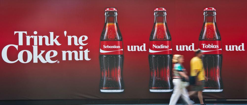 Ungesunde Nahrungsmittel wie Coca Cola sollen auch in Zukunft beworben werden dürfen, findet Ernährungsminister Christian Schmidt (CSU).