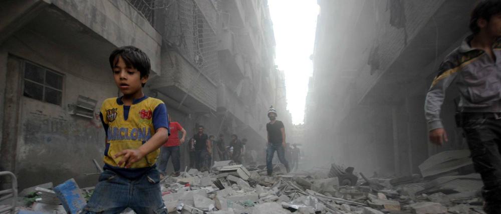 Zerstörtes Land: Der Krieg tobt heftiger denn je. Wer kann, versucht zu entkommen.