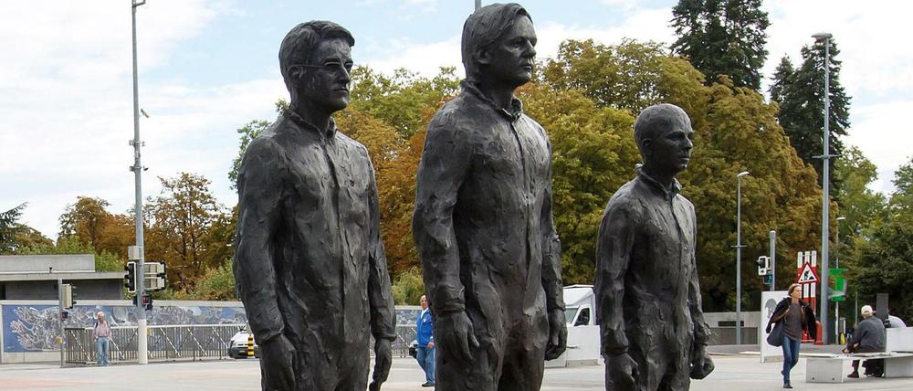 Irgendwas zu sagen? Die Skulptur des italienischen Bildhauers Davide Dorino vor dem europSALVATORE DI NOLFIäischen UN-Sitz in Genf. Die Figuren sind lebensgroß und den Wistleblowern Edward Snowden (von links), Julian Assange und Chelsea Manning nachgebildet.