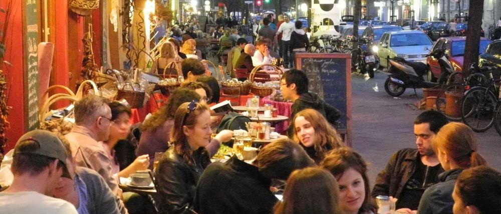 Die Bergmannstraße ist Tag und Nacht voller Leben.