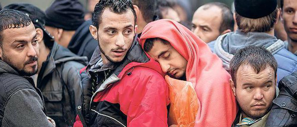 Belastungsprobe. Tagelang warten Flüchtlinge auf ihre Registrierung beim Landesamt für Gesundheit und Soziales.