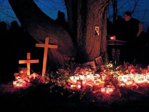 Im Gedenken an Maria P. zündeten Freunde und Bekannte Kerzen am Malchower See in Hohenschönhausen an.