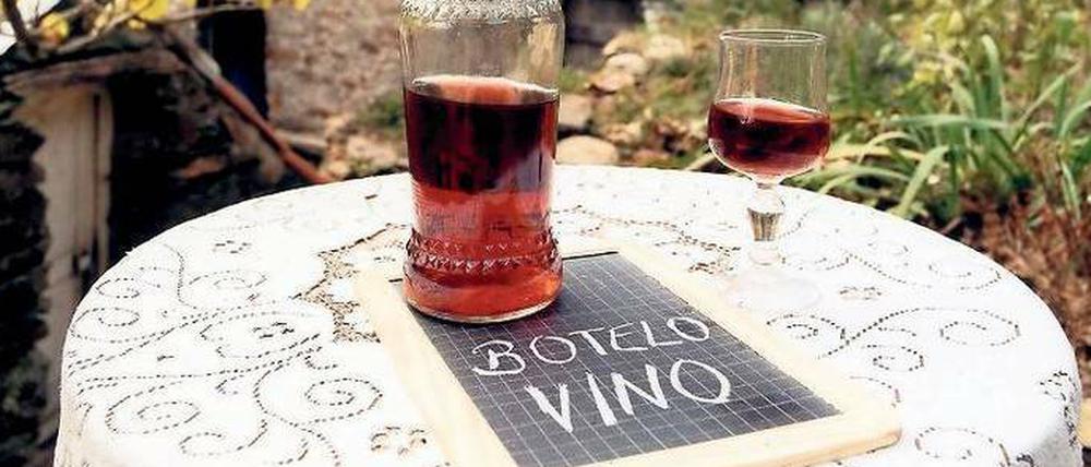 Keine Kunst. Was hier auf dem Tisch steht, lernt jeder Esperanto-Schüler im Nu: eine Flasche Wein.