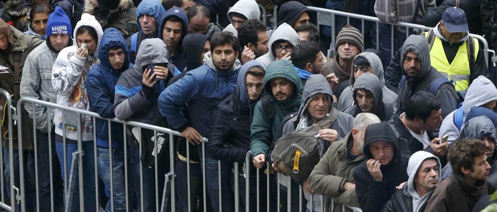 Flüchtlinge warten vor dem Lageso in Berlin - Andrea Nahles rechnet mit einem deutlichen Anstieg von Hartz-IV-Empfängern im kommenden Jahr aufgrund des Flüchtlingsstroms.