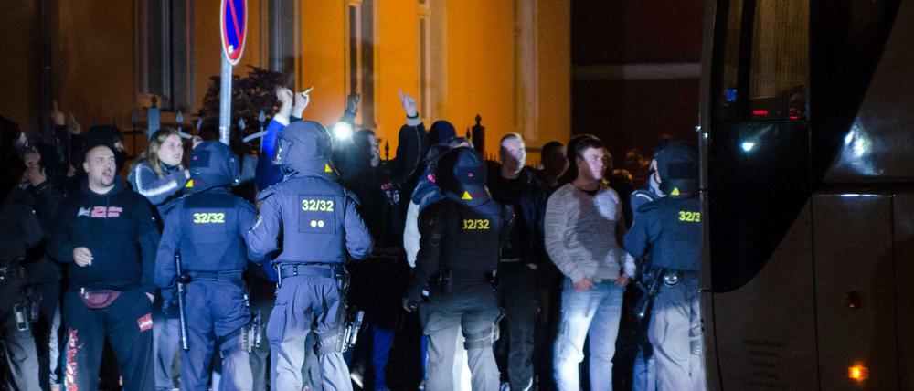 Demonstranten versuchen in Freiberg nach der Ankunft eines Sonderzugs mit Flüchtlingen, die Weiterfahrt in Bussen zu verhindern.