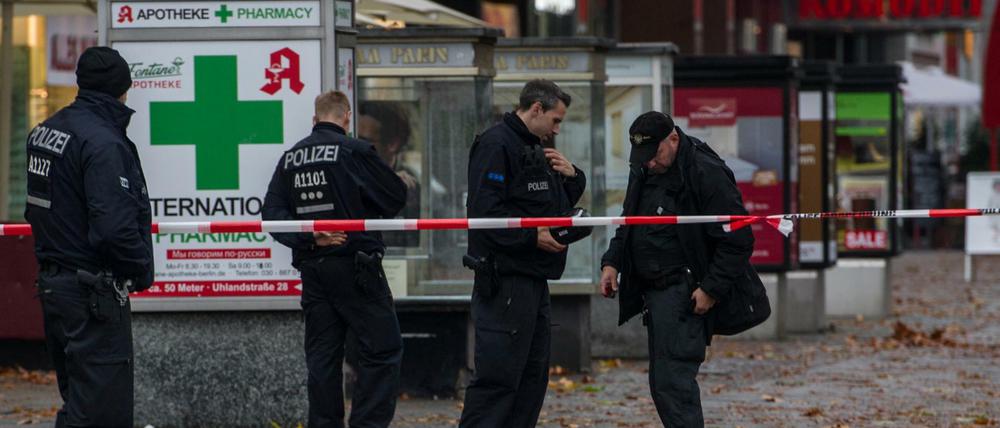Polizisten stehen an einer Absperrung vor dem Institut Francais. Am Morgen wurde dort ein verdächtiger Gegenstand gefunden. Die Polizei sperrte den Bereich großflächig, konnte aber bald darauf Entwarnung geben.