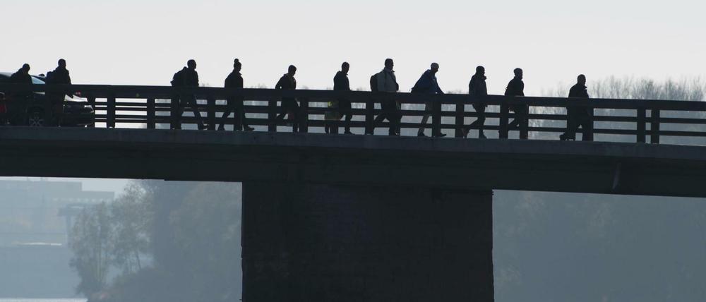 Wer da alles kommt? Das weiß keiner so genau. Flüchtlinge überqueren die Grenze von Österreich nach Deutschland auf der Alten Innbrücke.