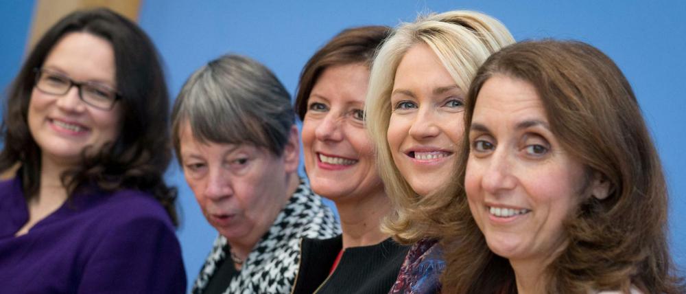 Fünf für Flüchtlinge. Bundesarbeitsministerin Andrea Nahles, Bundesumweltminsterin Barbara Hendricks, die Ministerpräsidentin von Rheinland-Pfalz Malu Dreyer, Bundesfamilienministerin Manuela Schwesig und die Integrationsbeauftragte Aydan Özoguz wollen Integrationspolitik nach dem Vorbild Rheinland-Pfalz. Dort wird im nächsten Jahr ein neuer Landtag gewählt.