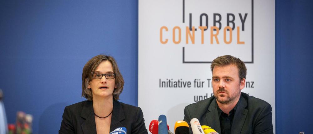 Auf die Fingergeguckt. Geschäftsführerin Imke Drießen und Autor Timo Lange von Lobbycontrol stellten den aktuellen Report vor.