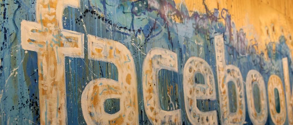 Gezeichnetes Logo in der Facebook-Zentrale in Dublin. Die irische Niederlassung ist verantwortlich für Facebooks Operationen außerhalb der USA und Kanadas - auch für die Löschung von Hassrede.