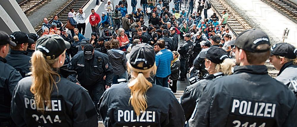 Eine Gruppe Flüchtlinge wartet auf dem Hauptbahnhof in Lübeck.