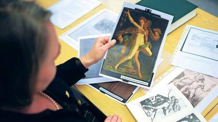 Herkunftssuche. Die wissenschaftliche Koordinatorin Andrea Baresel-Brand sieht sich in den Räumen des Taskforce-Büros Kopien einer Renaissance-Tafel an.