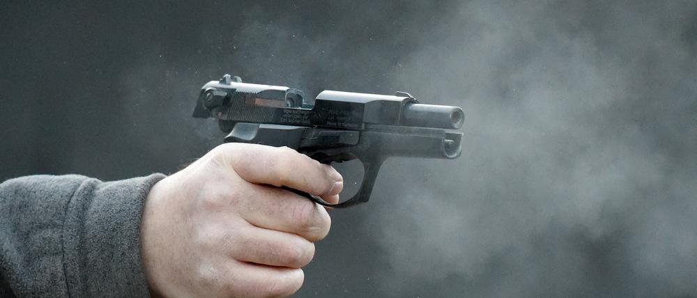 Eine Schreckschusspistole wird abgefeuert.