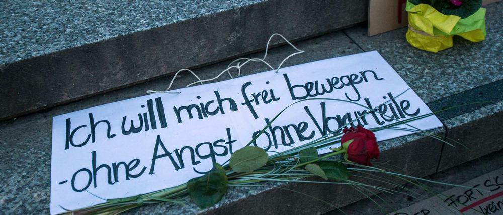Ein Plakat mit der Aufschrift "Ich will mich frei bewegen - ohne Angst, ohne Vorurteile" aufgenommen am 10.01.2016 in Köln vor dem Dom.