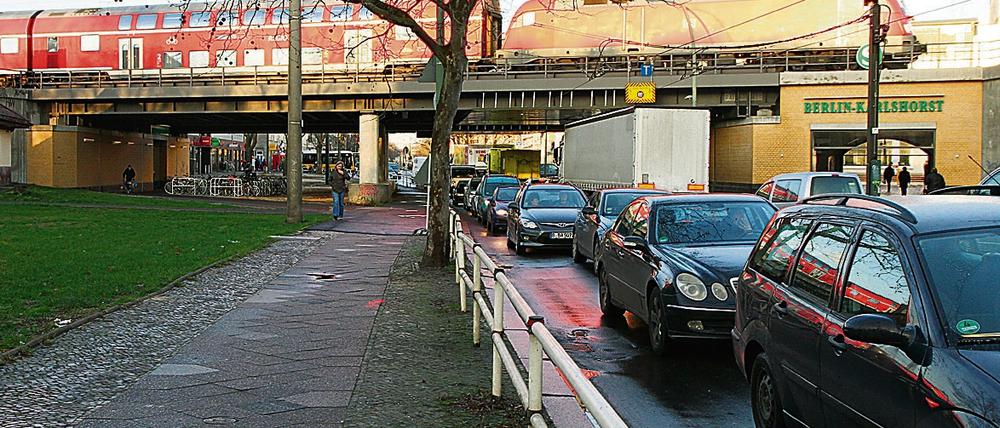 Neugebaute Brücke in der Treskowallee am Bahnhof in Berlin-Karlshorst.