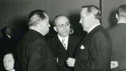 Dr. Hildebrand Gurlitt (M), Direktor des Kunstvereins für die Rheinlande und Westfalen, und Prof. Friedrich Tamms (r) unterhalten sich auf einer Feierstunde für den Präsidenten der IHK, Prof. Dr. Wilden anlässlich seines 75. Geburtstages in der Kunsthalle Düsseldorf (Nordrhein-Westfalen) am 02.02.1952. Hildebrand Gurlitt (1895-1956) zählte zu Hitlers Kunsthändlern. Bei seinem Sohn Cornelius wurden zahlreiche Werke namhafter Künstler sichergestellt. Foto: Stadtarchiv Düsseldorf Signatur 015-421-005/ Wilhelm Margulies dpa (nur s/w, bestmögliche Qualität, - ACHTUNG: Nur zur redaktionellen Verwendung bei vollständiger Nennung der Quelle Foto: Stadtarchiv Düsseldorf 015-421-005 /Wilhelm Margulies dpa". Gesperrt für dpa-Infoline!) +++(c) dpa - Bildfunk+++