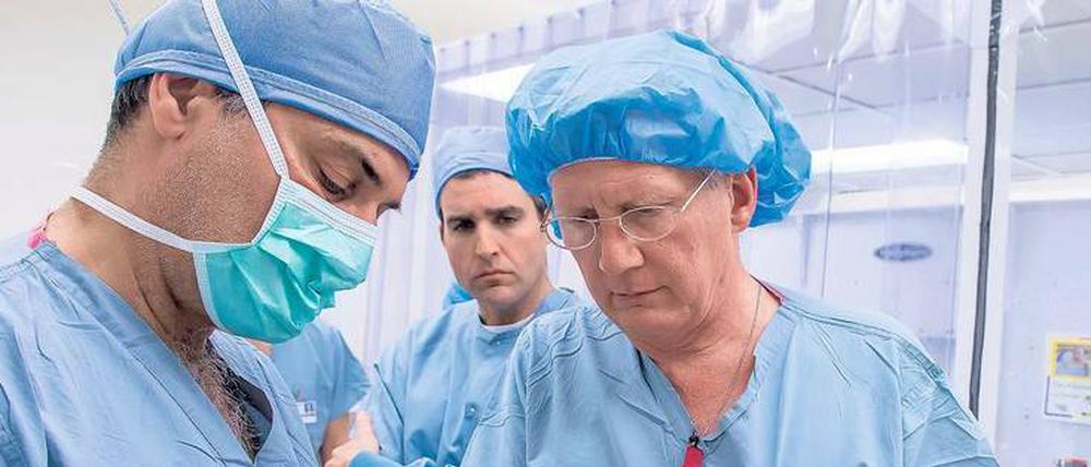 Vergangener Ruhm. Paolo Macchiarini (links) demonstriert kurz vor einer Operation eine Testversion der Luftröhre.