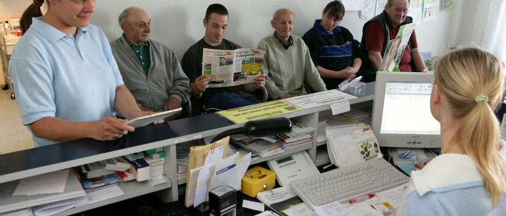 Andrang in einer Landarztpraxis in Brandenburg. Mit Telemedizin könnten viele Patienten auch zuhause versorgt werden.