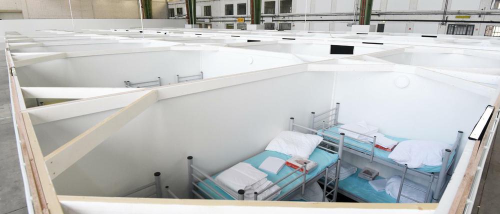 In vielen Notunterkünften wie hier in Tempelhof leben sehr viele Flüchtlinge auf engem Raum.