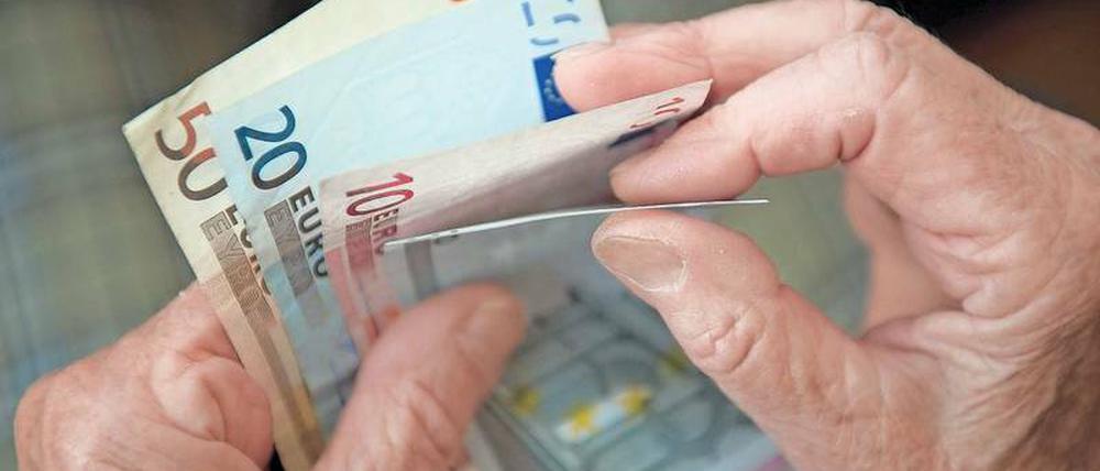 Ohne eine private Altersvorsorge geht es nicht. Doch wie soll man Geld für morgen am besten zurücklegen? Darüber sind Experten uneins.