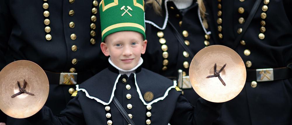 Fremde Sitten verstehen lernen. Jugendliche dieses Landes (hier: Erzgebirge) sollten sich gegenseitig besser kennen lernen - um Respekt und Verständnis zu entwickeln.