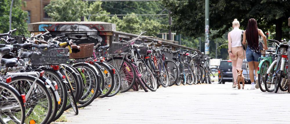 Für Fahrräder werden die Stellplätze knapp, hier am S-Bahnhof Prenzlauer Allee in Berlin.