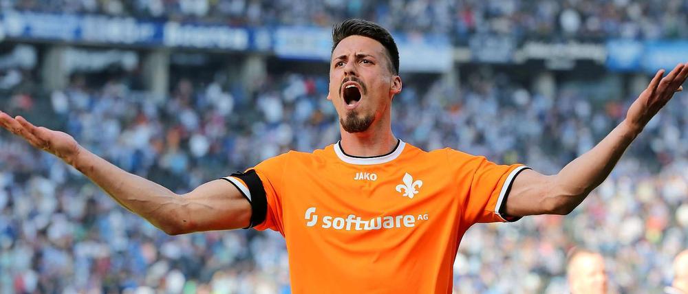 Winke, winke Hertha. Sandro Wagner erzielt den Darmstädter Siegtreffer in Berlin und provziert seine ehemaligen Fans.