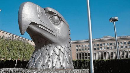 Soll der Adler fliegen? Der von Ernst Sagebiel gestaltete Kopf repräsentiert heute wie einst am Flughafengebäude in Tempelhof.
