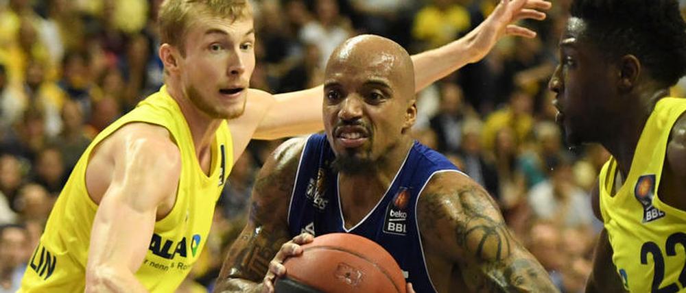 Eins gegen zwei? Kein Problem für Frankfurts Jordan Theodore in dieser Szene gegen Niels Giffey (l.) und Albas Will Cherry.