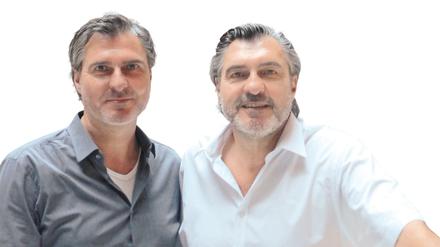 Die Handball-Trainer und Zwillingsbrüder Michael (weisses Hemd) und Uli Roth engagieren sich gegen Krebs.