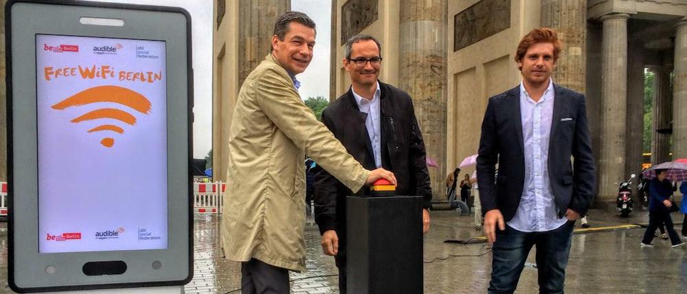Start im Regen: Bernhard Schodrowski drückte auf den symbolischen Startknopf für Berlins öffentliches Wlan-Netz. Mit dabei waren Audible-Geschäftsführer Nils Rautenberg und Benjamin Akinci, Geschäftsführer von "abl Social Federation".