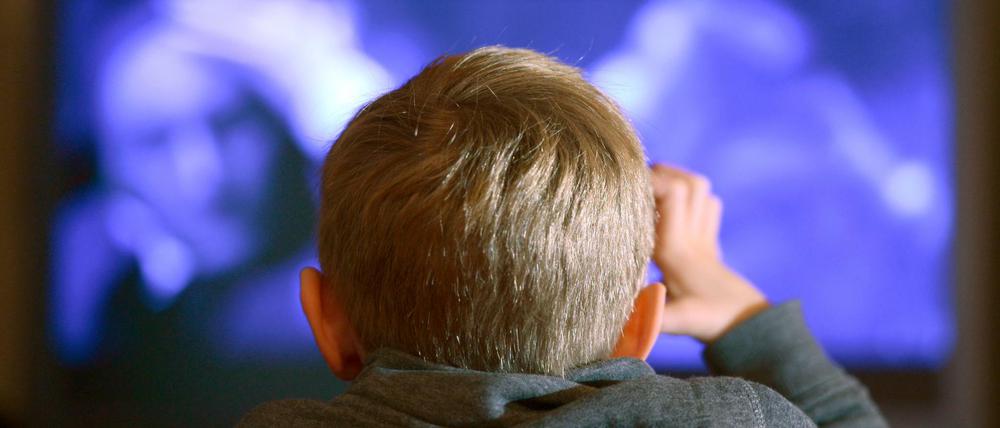 Falsches Programm. Zu viele Kinder sehen Erwachsenen-Programme.