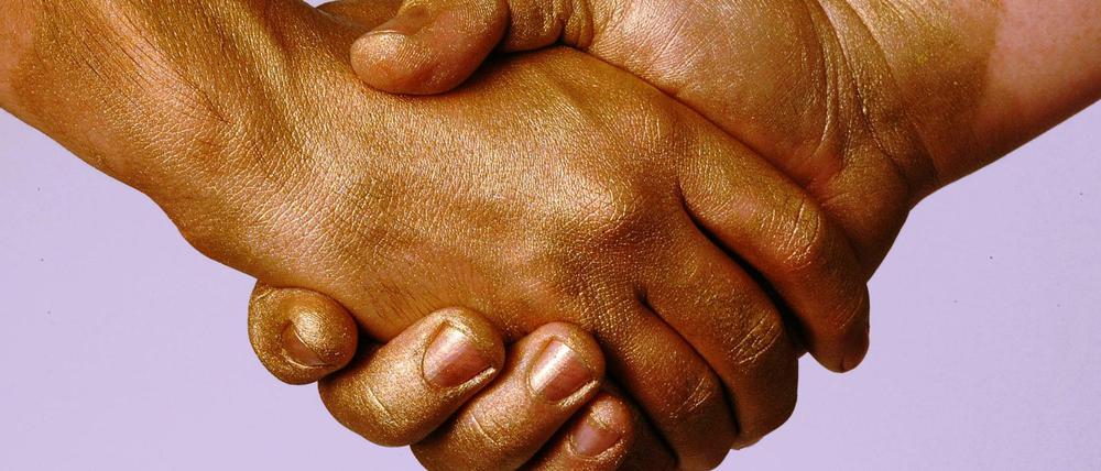 Nicht selbstverständlich. Manche frommen Muslime, Juden und orthodoxe Christen verweigern Frauen den Handschlag.