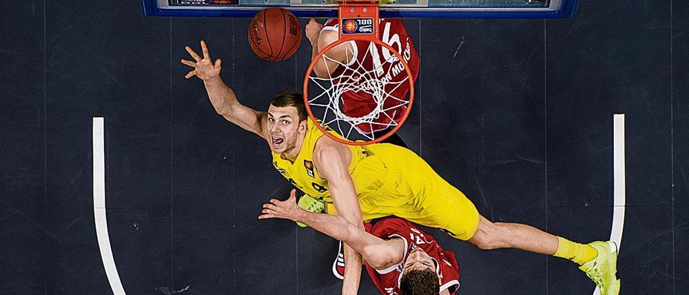 Albas Elmedin Kikanovic (M) setzt sich gegen Bayern Münchens Daniel Mayr (unten) durch.