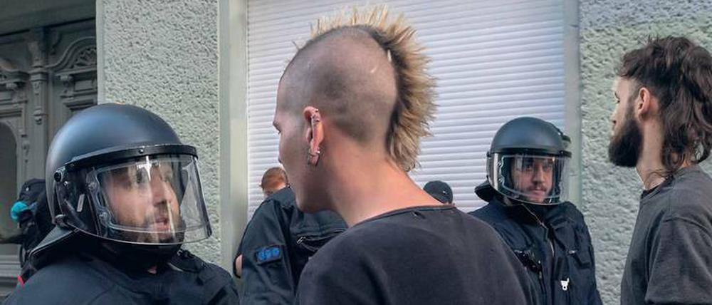 Seit Wochen eskaliert die Situation in der Rigaer Straße in Friedrichshain immer wieder. Linksautonome und Punks stehen einer Menge Polizisten unversöhnlich gegenüber.