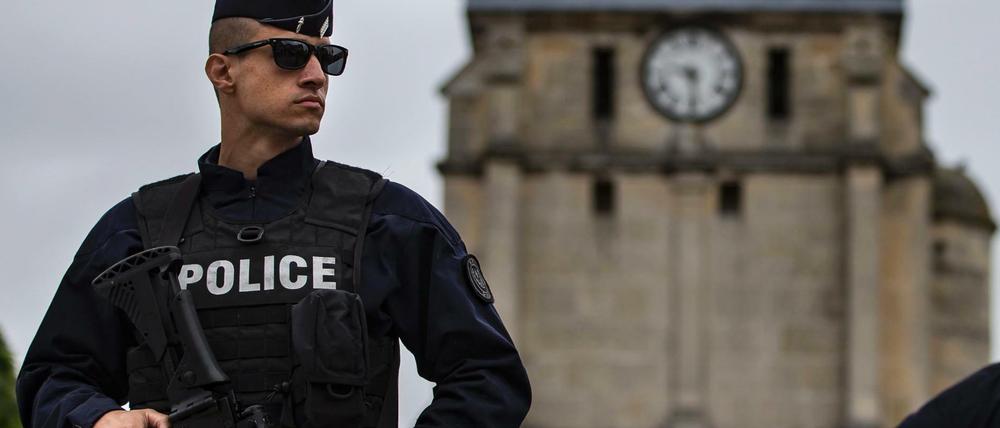Frankreich kommt nicht zur Ruhe: In einer Kirche in der Normandie hatten zwei Angreifer Geiseln genommen, einen Priester töteten sie. Die Terrormiliz IS reklamierte die Bluttat für sich.