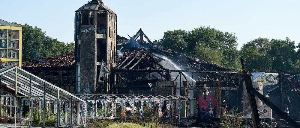 Die abgebrannte Ruine. Das "Blub" während der letzten Löscharbeiten.