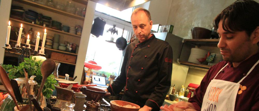 Kochduett: Der Ägypter Ahmed Kotb (rechts) und der Österreicher Harald Höllrigl kreieren gemeinsam Fusion-Gerichte für das Kochbuch "Eine Prise Heimat".