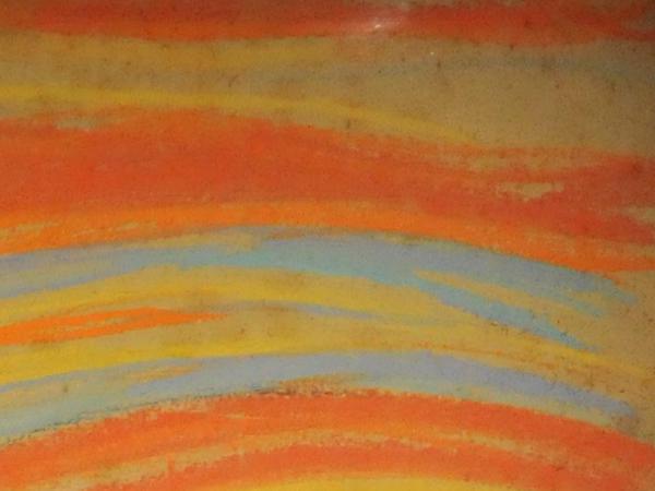 Der grau-weiße Fleck befindet sich ganz oben rechts auf dem Bild.