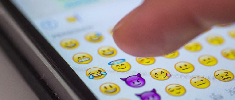 Eine Berlinerin vermisst das Symbol einer Frau mit Kopftuch bei ihren Emojis.