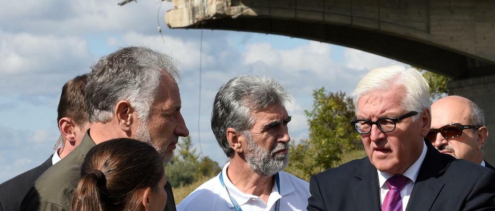 Außenminister Frank-Walter Steinmeier am Donnerstag in Sloviansk vor einer zerstörten Brücke.
