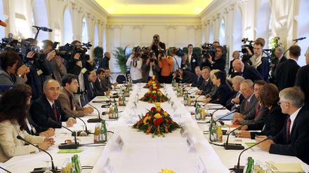 Das erste Mal in großer Runde: Die Teilnehmer der ersten Deutschen Islam Konferenz 2006.